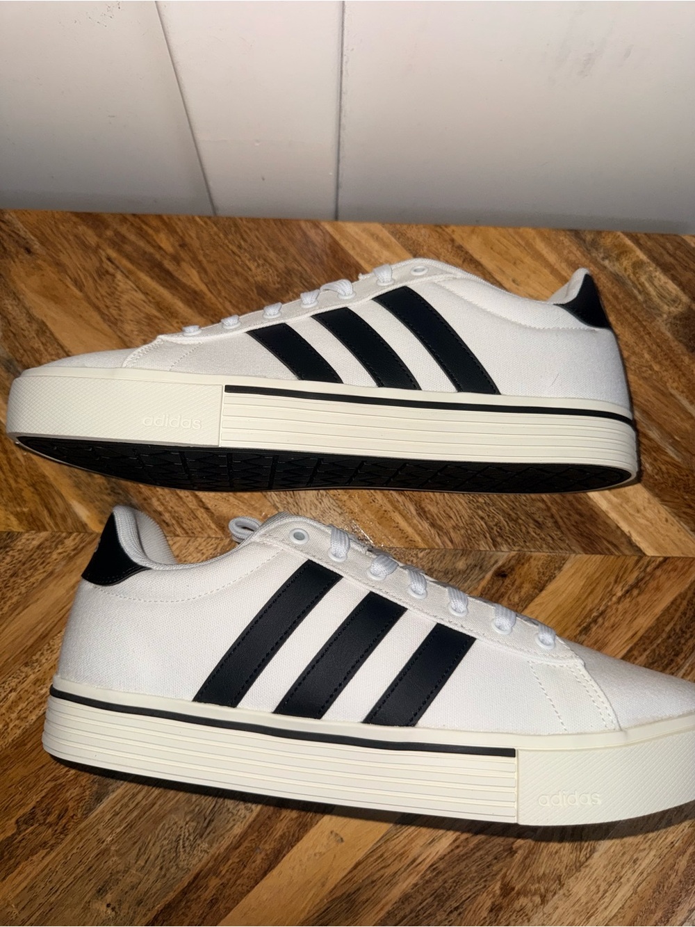 Adidas Daily 4.0 White Black Sneakers Men’s 10.5 NWT - Picture 2 of 9